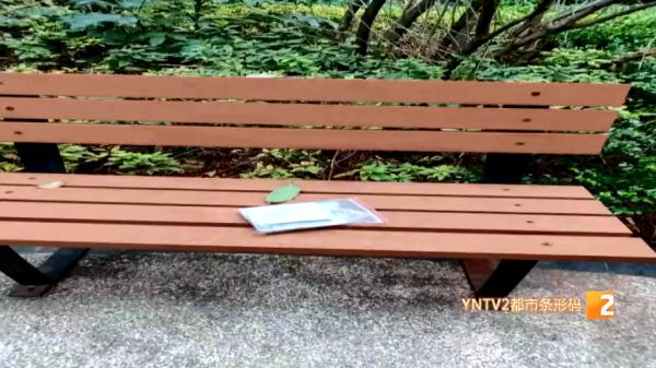 放座椅、绿化带、消防栓上，或者直接挂在家门口……这种“无接触”式送药太暖了！