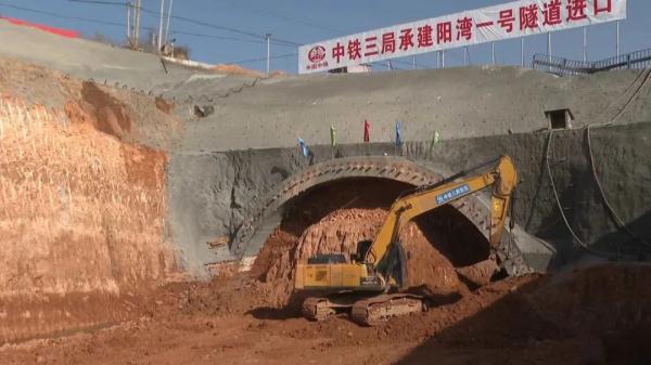 西延高铁阳湾一号隧道进口顺利进洞