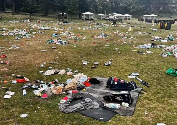 圣诞狂欢后悉尼海滩成"垃圾场":名牌鞋、软毒品散落一地 圣诞狂欢后悉尼海滩成"垃圾场":名牌鞋、软毒品散落一地