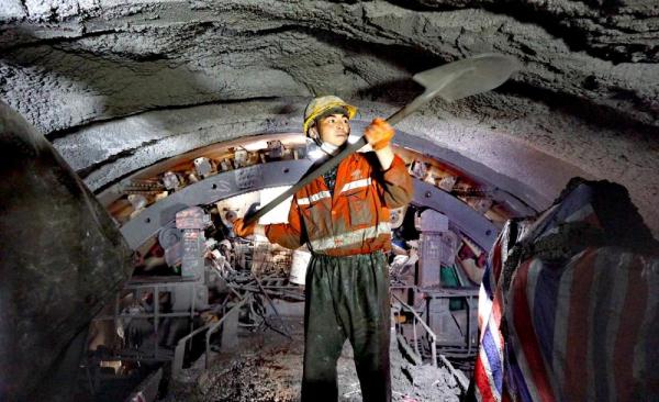 我国西南地区最长高速公路隧道平导TBM提前完工 我国西南地区最长高速公路隧道平导TBM提前完工