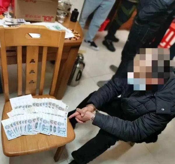 一家人竟自家"打印"人民币！网友：那么有才,干点啥不好？