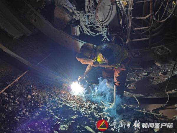 我国西南地区最长高速公路隧道平导TBM提前完工 我国西南地区最长高速公路隧道平导TBM提前完工