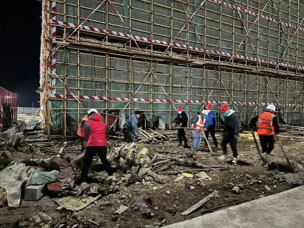 惊险!工人高烧昏厥被困42米塔吊 惊险!工人高烧昏厥被困42米塔吊