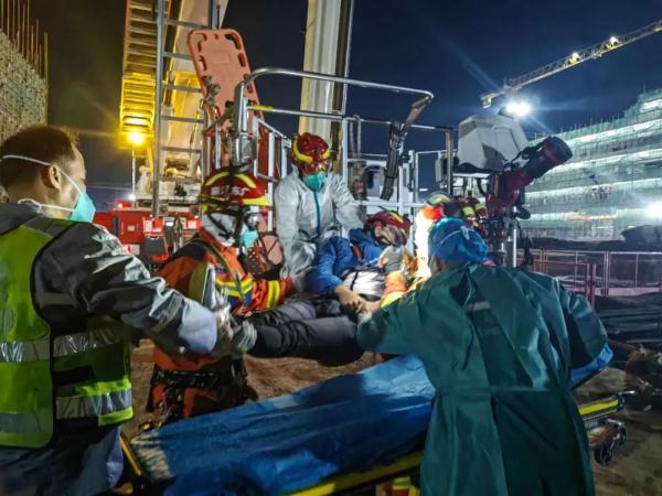 惊险!工人高烧昏厥被困42米塔吊 惊险!工人高烧昏厥被困42米塔吊