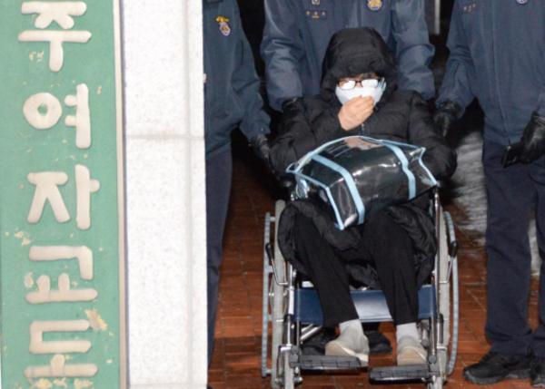 朴槿惠闺蜜崔顺实因健康问题被临时释放，坐轮椅现身，一言不发
