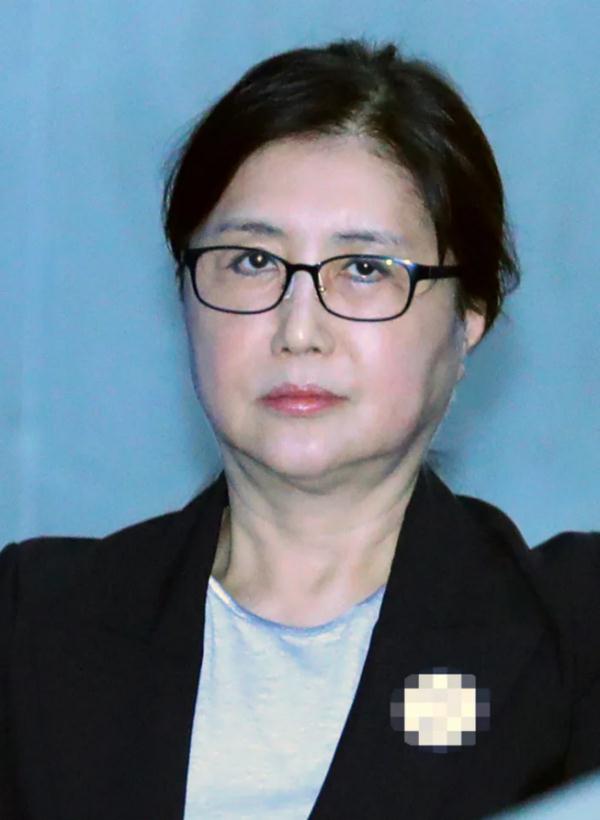 朴槿惠闺蜜崔顺实因健康问题被临时释放，坐轮椅现身，一言不发