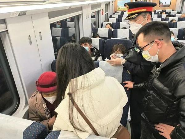 八旬老人火车上突发疾病,万幸的是…… 八旬老人火车上突发疾病,万幸的是……
