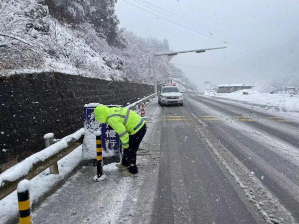 低于0℃,道路结冰黄色预警!云南多地降雪,道路封闭景区暂停开放 低于0℃,道路结冰黄色预警!云南多地降雪,道路封闭景区暂停开放