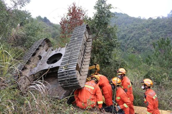 危险！遵义一挖掘机连人带车，坠下50米山坡