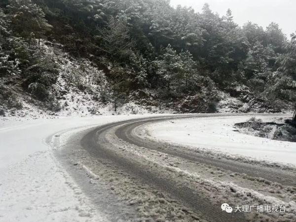 低于0℃,道路结冰黄色预警!云南多地降雪,道路封闭景区暂停开放 低于0℃,道路结冰黄色预警!云南多地降雪,道路封闭景区暂停开放