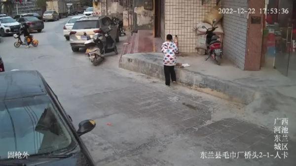 偷快递如同“拆盲盒”！想要苹果手机，女孩竟连偷30个快递