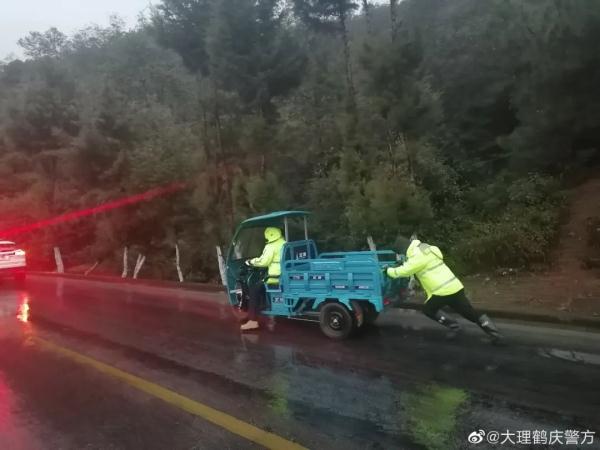 低于0℃,道路结冰黄色预警!云南多地降雪,道路封闭景区暂停开放 低于0℃,道路结冰黄色预警!云南多地降雪,道路封闭景区暂停开放
