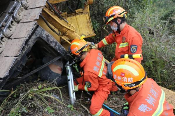 危险！遵义一挖掘机连人带车，坠下50米山坡