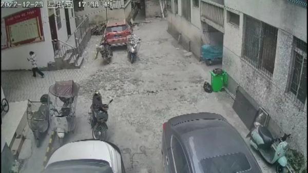 偷快递如同“拆盲盒”！想要苹果手机，女孩竟连偷30个快递