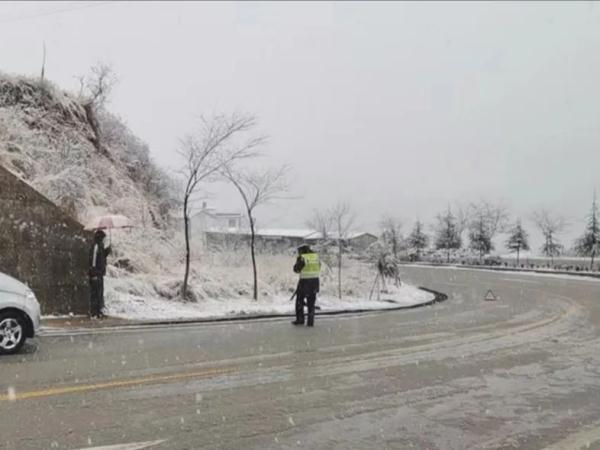 低于0℃,道路结冰黄色预警!云南多地降雪,道路封闭景区暂停开放 低于0℃,道路结冰黄色预警!云南多地降雪,道路封闭景区暂停开放