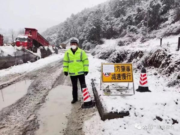 低于0℃,道路结冰黄色预警!云南多地降雪,道路封闭景区暂停开放 低于0℃,道路结冰黄色预警!云南多地降雪,道路封闭景区暂停开放
