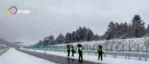 低于0℃,道路结冰黄色预警!云南多地降雪,道路封闭景区暂停开放 低于0℃,道路结冰黄色预警!云南多地降雪,道路封闭景区暂停开放