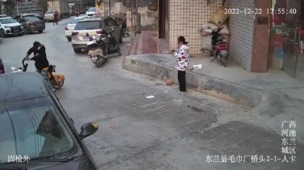 偷快递如同“拆盲盒”！想要苹果手机，女孩竟连偷30个快递