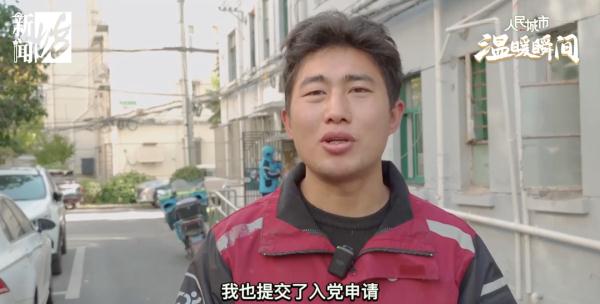 现实版“蜘蛛侠”！老人从阳台跌落悬空，他“出手”了…