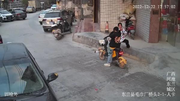 女孩频偷快递如“拆盲盒”!其偷窃目的竟是...... 女孩频偷快递如“拆盲盒”!其偷窃目的竟是......