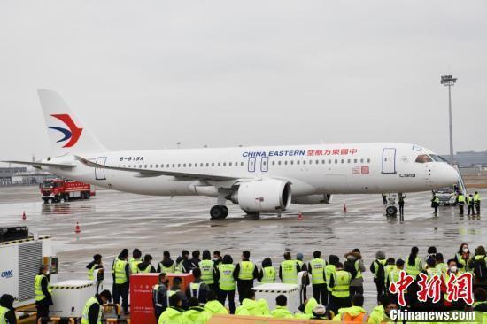 全球首架C919国产大飞机亮相成都天府国际机场 全球首架C919国产大飞机亮相成都天府国际机场