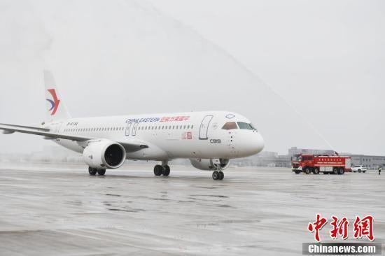 全球首架C919国产大飞机亮相成都天府国际机场 全球首架C919国产大飞机亮相成都天府国际机场