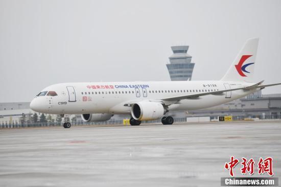 全球首架C919国产大飞机亮相成都天府国际机场 全球首架C919国产大飞机亮相成都天府国际机场