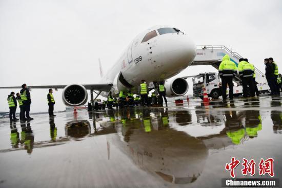 全球首架C919国产大飞机亮相成都天府国际机场 全球首架C919国产大飞机亮相成都天府国际机场