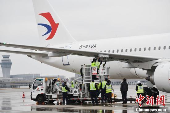全球首架C919国产大飞机亮相成都天府国际机场 全球首架C919国产大飞机亮相成都天府国际机场