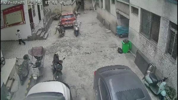 女孩频偷快递如“拆盲盒”!其偷窃目的竟是...... 女孩频偷快递如“拆盲盒”!其偷窃目的竟是......