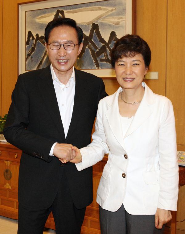 韩国已有4位前总统获特赦 李明博入狱时间与朴槿惠持平 韩国已有4位前总统获特赦 李明博入狱时间与朴槿惠持平