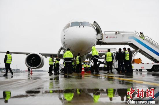 全球首架C919国产大飞机亮相成都天府国际机场 全球首架C919国产大飞机亮相成都天府国际机场