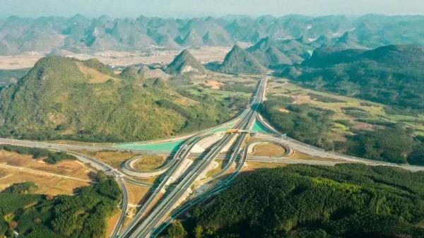 将极大地完善桂中地区高速公路网络,促进河池(都安,来宾(兴宾区,忻城