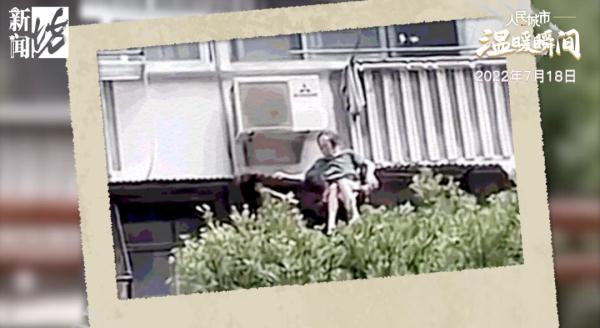 现实版“蜘蛛侠”！老人从阳台跌落悬空，他“出手”了…