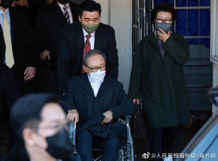 韩国前总统李明博出狱后首次露面:坐轮椅面色憔悴 一语不发离开 韩国前总统李明博出狱后首次露面:坐轮椅面色憔悴 一语不发离开
