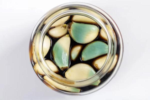 腊八蒜，怎么腌才能“绿如翡翠”？记住这三点，酸香脆爽吃不够