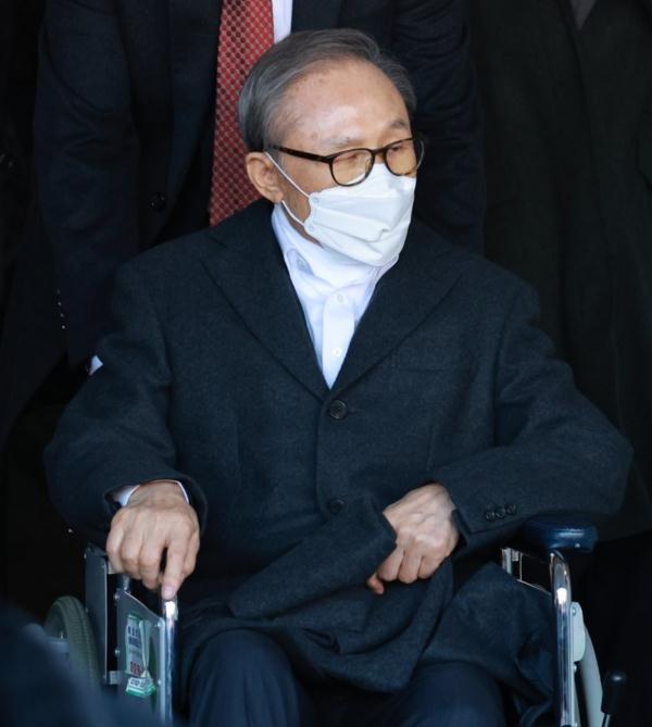 韩国前总统李明博出狱后首次露面:坐轮椅面色憔悴 一语不发离开 韩国前总统李明博出狱后首次露面:坐轮椅面色憔悴 一语不发离开