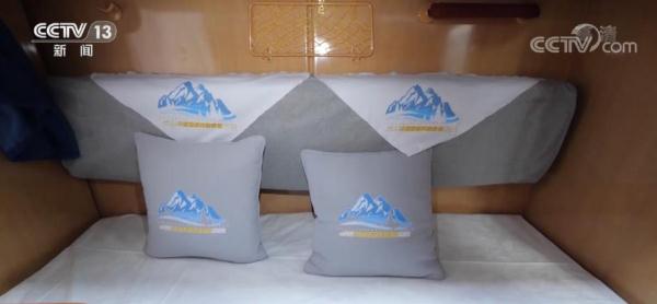 坐着火车去阿勒泰滑雪 成为游客滑雪季新的出游选择 坐着火车去阿勒泰滑雪 成为游客滑雪季新的出游选择