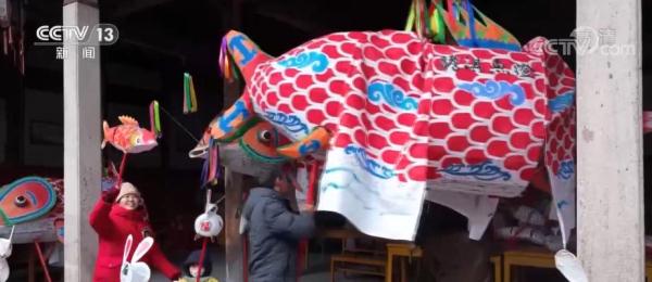 鱼灯艺人忙扎灯 红红火火迎新年