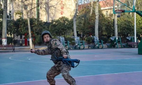 肖念念远的弟弟服役：“我常想，过去哥哥亦然这样走过来的”