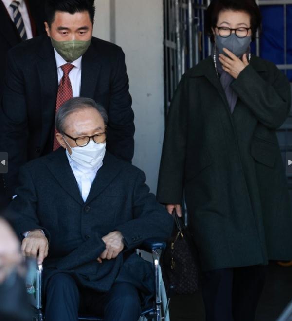 韩国前总统李明博出狱后首次露面:坐轮椅面色憔悴 一语不发离开 韩国前总统李明博出狱后首次露面:坐轮椅面色憔悴 一语不发离开