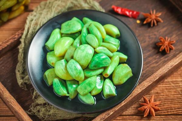 腊八蒜，怎么腌才能“绿如翡翠”？记住这三点，酸香脆爽吃不够