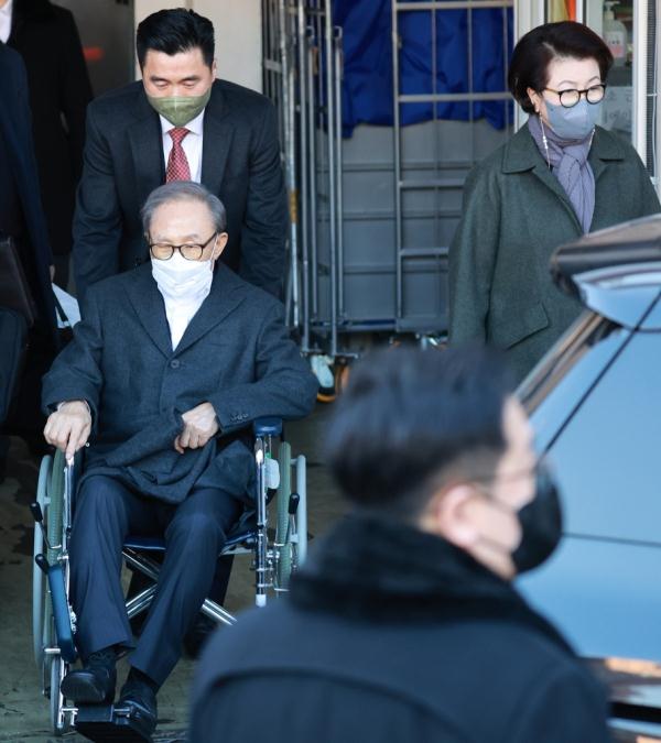 韩国前总统李明博出狱后首次露面:坐轮椅面色憔悴 一语不发离开 韩国前总统李明博出狱后首次露面:坐轮椅面色憔悴 一语不发离开