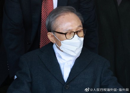 韩国前总统李明博出狱后首次露面:坐轮椅面色憔悴 一语不发离开 韩国前总统李明博出狱后首次露面:坐轮椅面色憔悴 一语不发离开