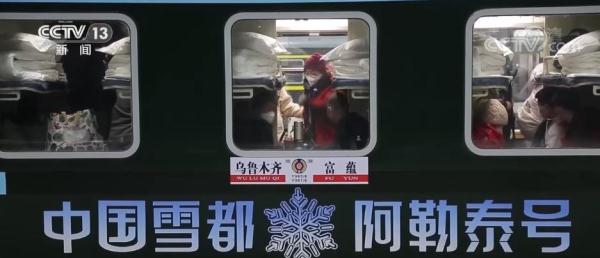 坐着火车去阿勒泰滑雪 成为游客滑雪季新的出游选择 坐着火车去阿勒泰滑雪 成为游客滑雪季新的出游选择