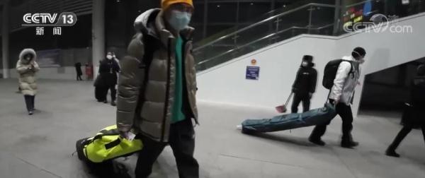 坐着火车去阿勒泰滑雪 成为游客滑雪季新的出游选择 坐着火车去阿勒泰滑雪 成为游客滑雪季新的出游选择