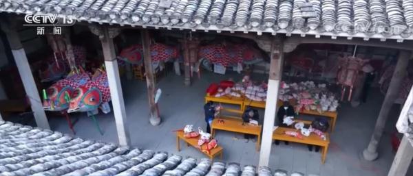 鱼灯艺人忙扎灯 红红火火迎新年