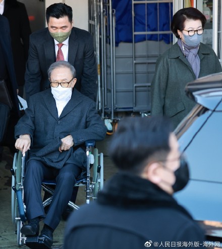 韩国前总统李明博出狱后首次露面:坐轮椅面色憔悴 一语不发离开 韩国前总统李明博出狱后首次露面:坐轮椅面色憔悴 一语不发离开