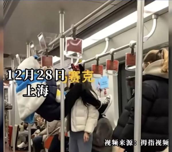 离谱!3人地铁上不戴口罩、做不雅动作...官方回应 离谱!3人地铁上不戴口罩、做不雅动作...官方回应