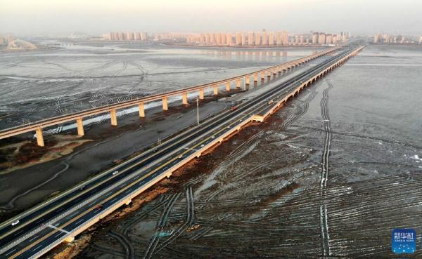 女姑口特大橋建成通車,為青島市再添一條八車道跨海大通道,有效減緩